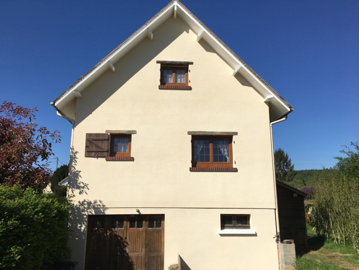 Maison ravalement façade avec résine projetée isolante Ecoflex à Evreux dans l'Eure