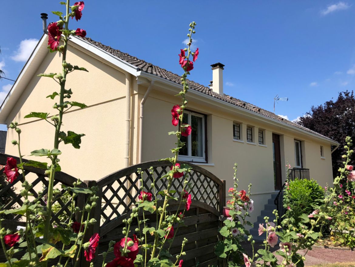 Maison ravalement façade avec résine projetée isolante Topflex à Evreux dans l'Eure