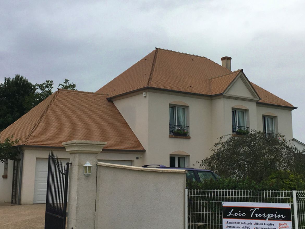 Travaux en rénovation des toitures : nettoyage des toitures, imperméabilisation des toitures par traitement hydrofuge incolore ou coloré pour redonner une toiture neuve ! Pose de dessous de toit et gouttières en PVC... à Evreux dans l'Eure