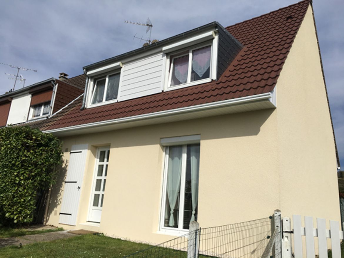 Maison ravalement façade avec résine projetée isolante Ecoflex à Evreux dans l'Eure