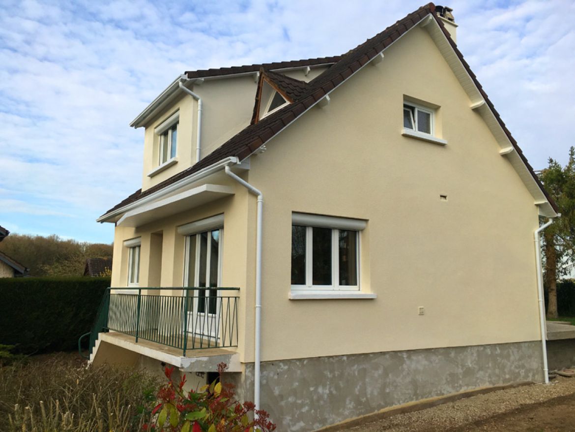 Maison ravalement façade avec résine projetée isolante Topflex à Evreux dans l'Eure